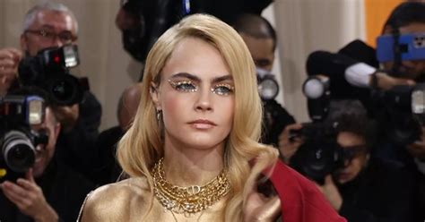 Met Gala 2022: Cara Delevingne goes topless in dazzling gold。